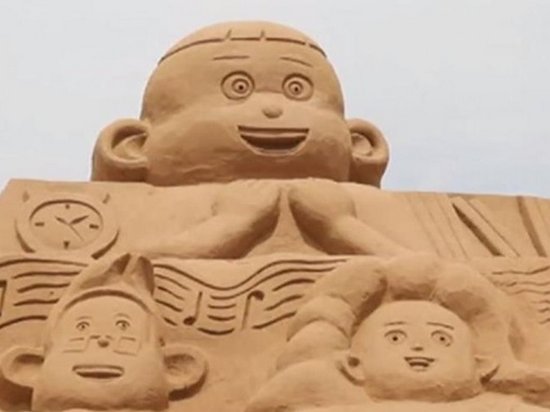 В Китае построили 25-метровую скульптуру из песка (видео)