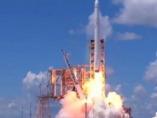 Компания SpaceX успешно запустила ракету на МКС (видео)