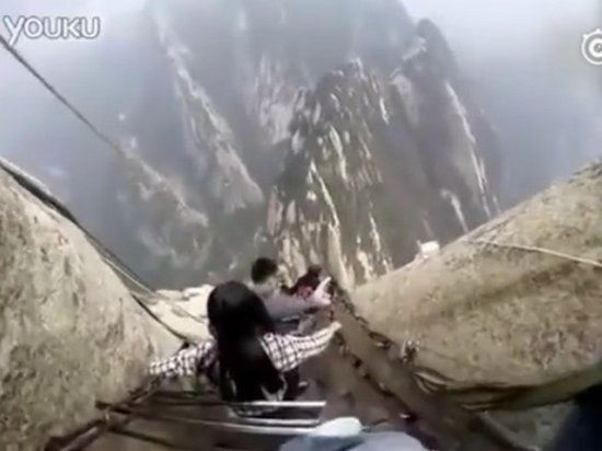 Экстремальный спуск туристов по «тропе смерти» показали на видео