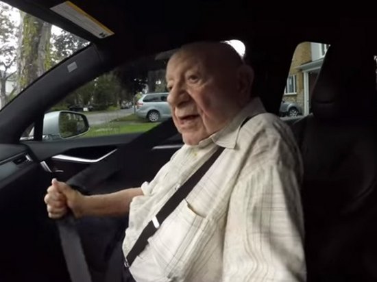 Поездку 97-летнего дедушки в Tesla сняли на видео