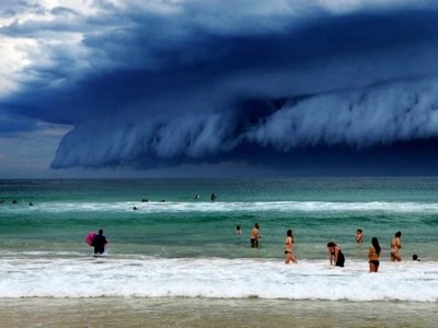 Австралию накрыло гигантское цунами из облаков: фото и видео