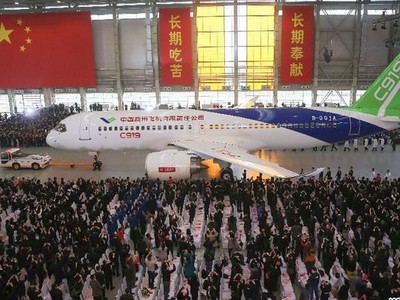 Китайцы представили первый пассажирский самолет