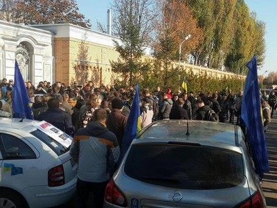 Активисты «Автомайдана» приехали к Порошенко и требуют отставки Шокина (фото)