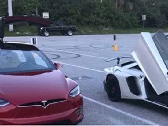 Электромобиль Tesla обогнал спорткар Lamborghini (видео)