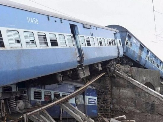 В Индии поезд столкнулся с самосвалом: пострадали 50 человек