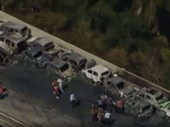 В Бразилии в ДТП сгорели десятки машин: есть жертвы (видео)