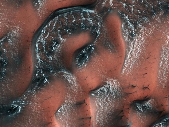 NASA показало снежные дюны на Марсе