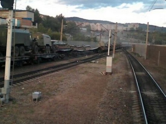 В РФ сошел с рельсов поезд с военной техникой