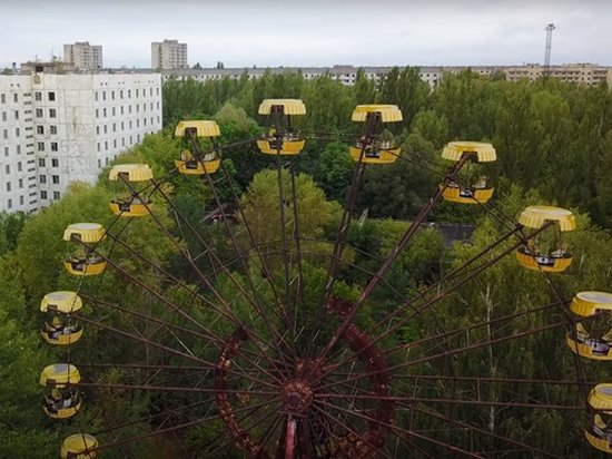 В Припяти туристы запустили колесо обозрения (видео)