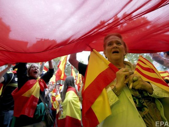 В Барселоне испанцы вышли на акцию против референдума о независимости Каталонии