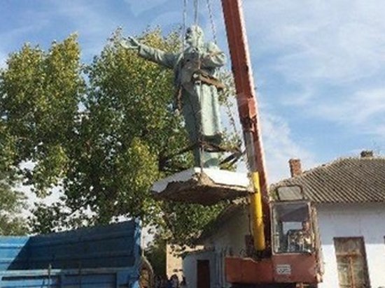 В Одесской области демонтировали памятники Ленину