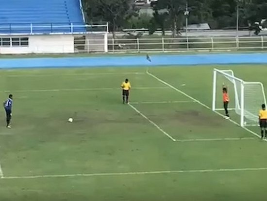 В Таиланде футболист забил самый невероятный пенальти в истории (видеофакт)