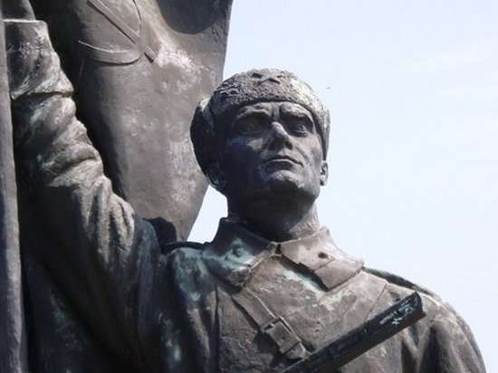 В Польше вступил в силу закон, позволяющий сносить советские памятники