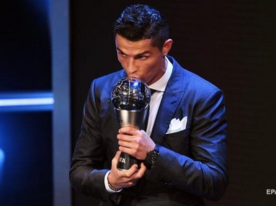 Роналду стал лучшим игроком года по версии ФИФА