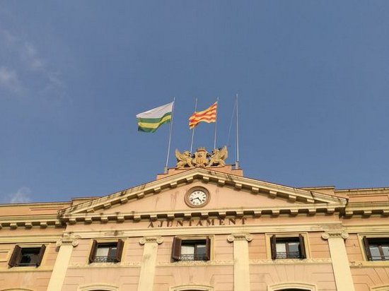 В Каталонии начали спускать испанские флаги (видео)