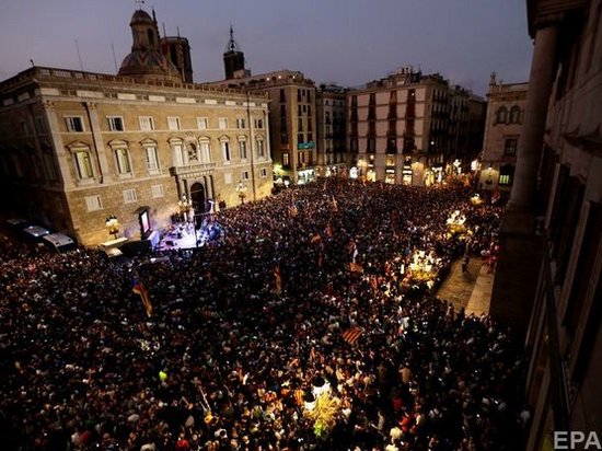 Мадрид распустил парламент и назначил внеочередные выборы в Каталонии