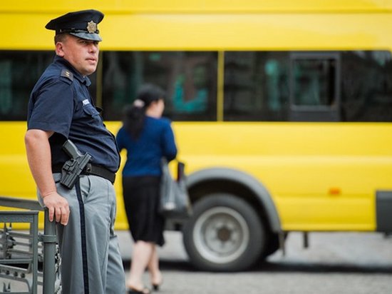 В Грузии школьники выпали из автобуса во время движения
