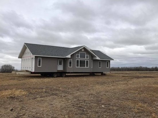 Жителю Канады «подбросили» на поле пустой дом