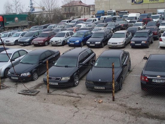 Киевский чиновник МВД пытался украсть авто со штрафплощадки