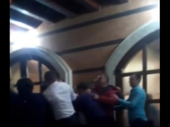 Депутаты на Закарпатье устроили пьяную драку (видео)