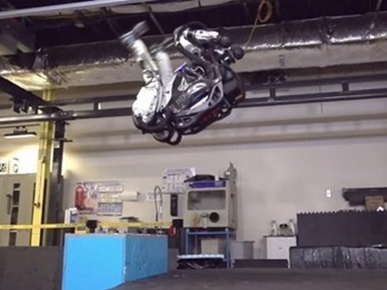 Компания Boston Dynamics научила робота Atlas делать сальто (видео)