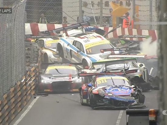 Во время автомобильной гонки в Макао разбились 16 спорткаров (видео)
