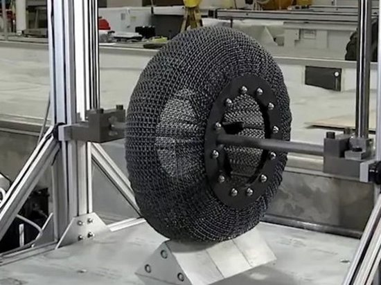 NASA создало непробиваемые шины (видео)