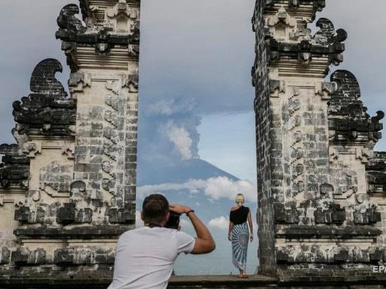 На Бали из-за вулкана застряли 60 тысяч туристов