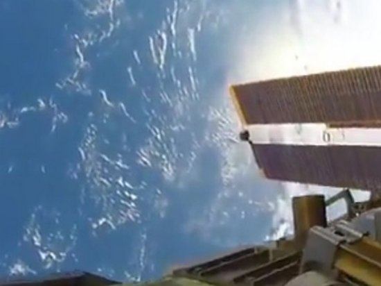 Астронавт показал снятое в открытом космосе видео