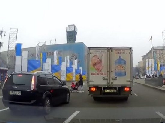 Киевлянка с коляской пыталась перебежать восемь полос Крещатика (видео)