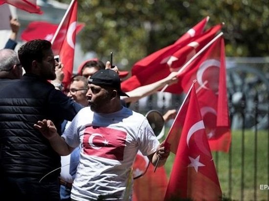 В Турции мужчинам запретили краситься в черный