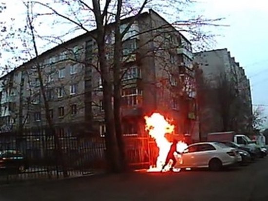 В Перми хулиган поджег авто и загорелся сам (видео)